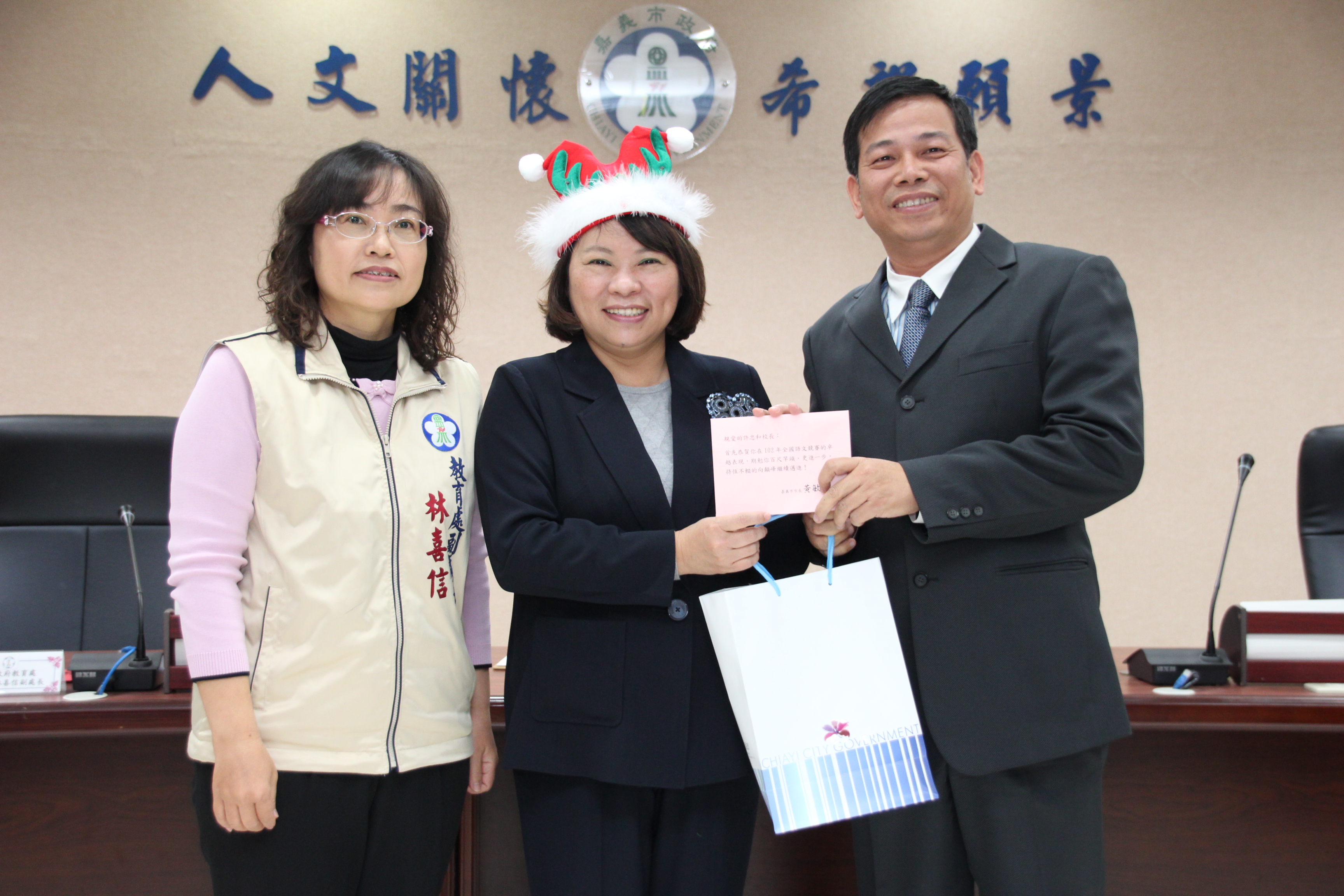 黃市長嘉勉全國語文競賽獲獎選手及「台灣平民英雄」宣信國小莊春貴老師