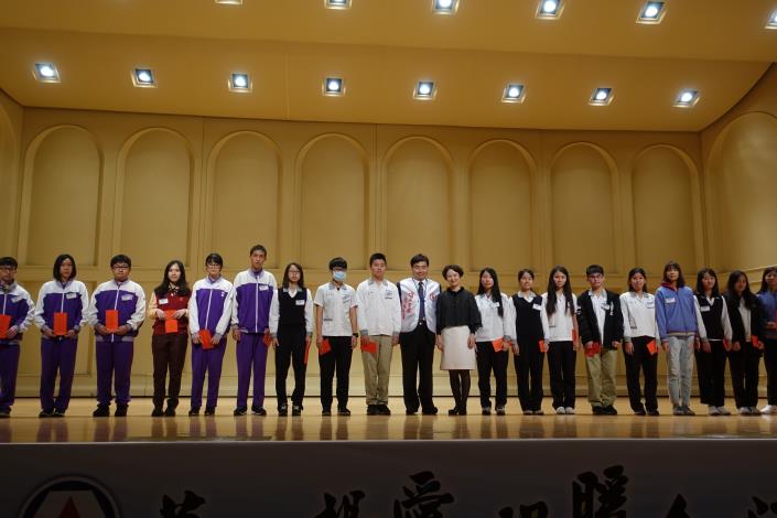 建研會會長陳政鴻政頒發獎助學金給優秀青年學子_180107122556.jpg