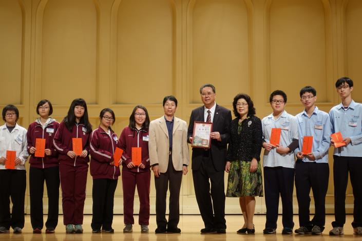 溫蘋基金會董事長頒發獎助學金給優秀青年學子_180107122550.jpg