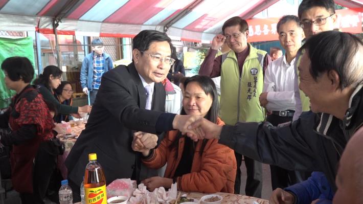 市長與災民一一握手致意_180213163312.jpg