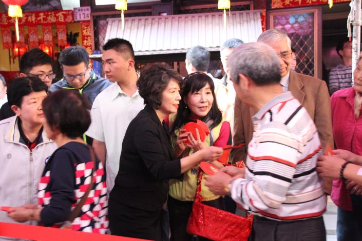 市長夫人發紅包_180218184049.jpg