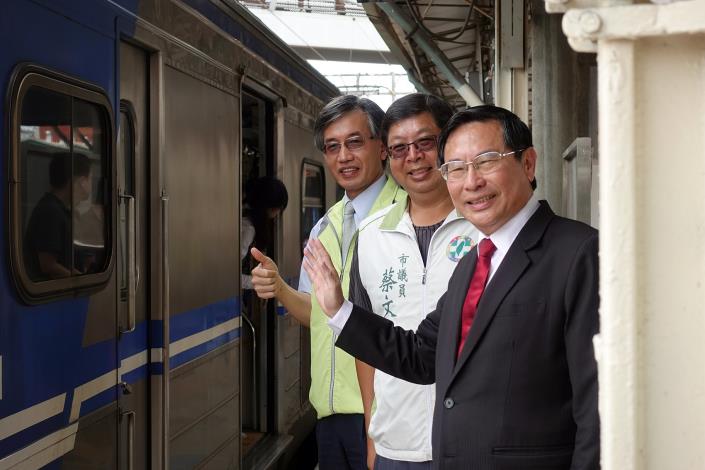 市長揮手致意_180501155339.jpg
