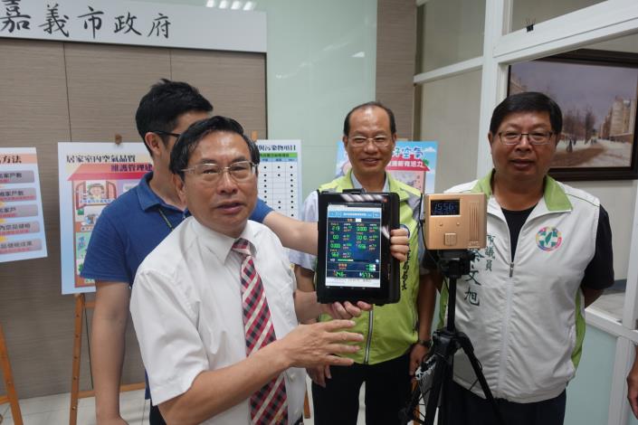 現場嘉義市長涂醒哲、市府環保局長張志誠及市議員蔡文旭一同以平板電腦連線直讀式儀器直擊檢測，實測記者室的空氣品質。_180503124152.jpg