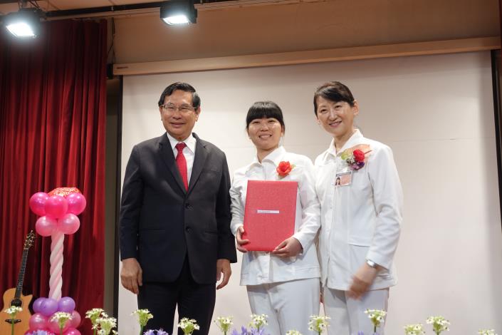 在嘉基醫院服務12年之久的侯怡吟是「轉盤動一動_鎮靜又止痛」的第一作者，他與其他4位共同作者設計出「疼痛鎮定轉盤」。_180509173155.jpg