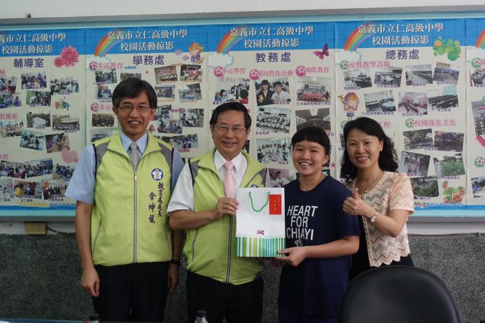 涂市長致贈球員球襪與運動護腕_由女籃隊長張瑛慈代表接受_180510171436.jpg