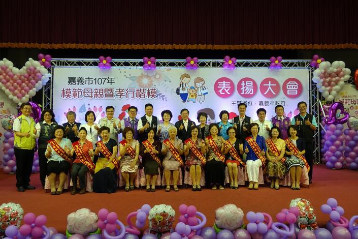 0FB_A20模範母親全體_180512143643.jpg