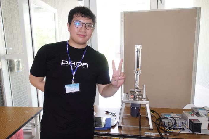 榮獲此次競賽應用類組銀牌獎的是碩士生黃佳俊為首的團隊，作品為「高麗菜捲捆束機」_-_複製_-_複製_180517183914.jpg