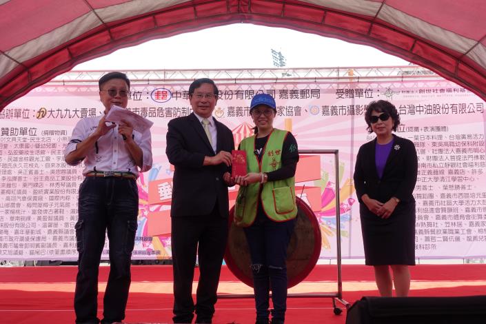 嘉義市長涂醒哲拋磚引玉，現場捐款1萬元，創世基金會嘉義院蕭伃雯院長代表接受180526125822.jpg