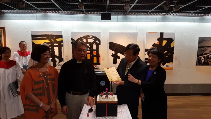 嘉義市長涂醒哲特別送上生日蛋糕與卡片祝福_180526142232.jpg