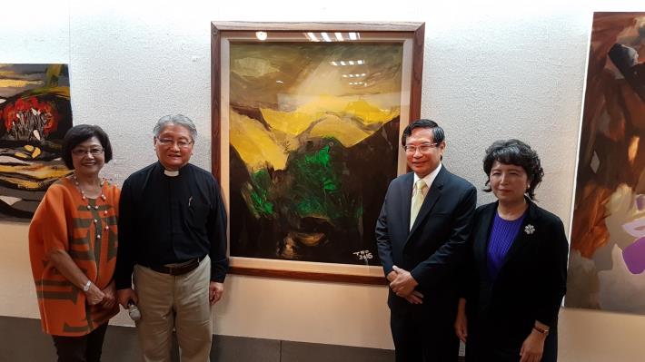 趙牧師致贈涂市長一幅取名為「天光」的畫作_180526142227.jpg
