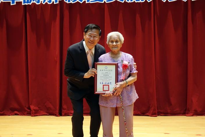 今天受獎者年齡最長的東區蘭潭里「資深」績優鄰長，92歲的江許免阿嬤_180529174232.jpg