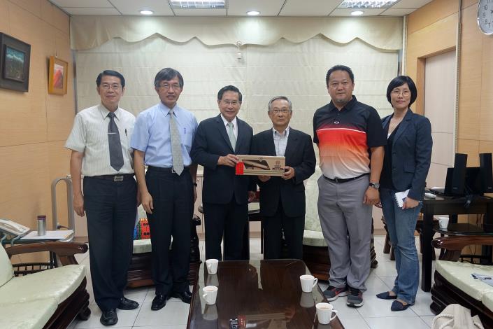 官網_國際大學運動總會棒球技術委員會主任_Mr._Koji_ASO(右3)、大同技術學院學生發展處何建德處長(右2)_180530160530.jpg