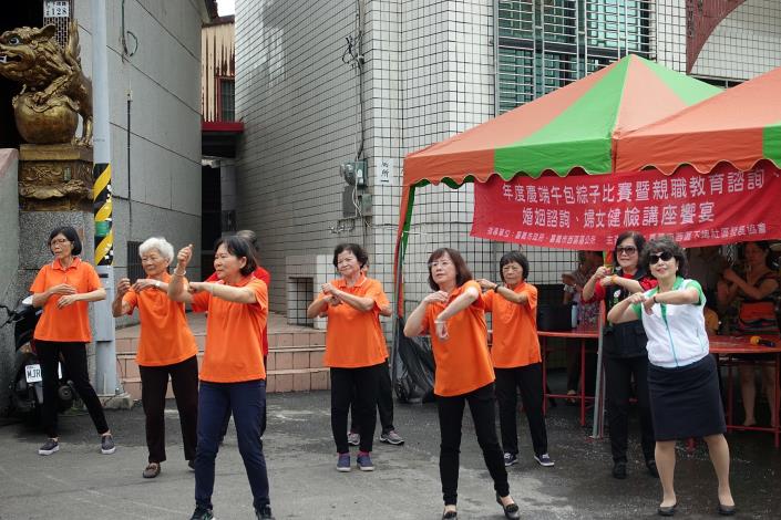 夫人與議員一同跳舞_180617121039.jpg