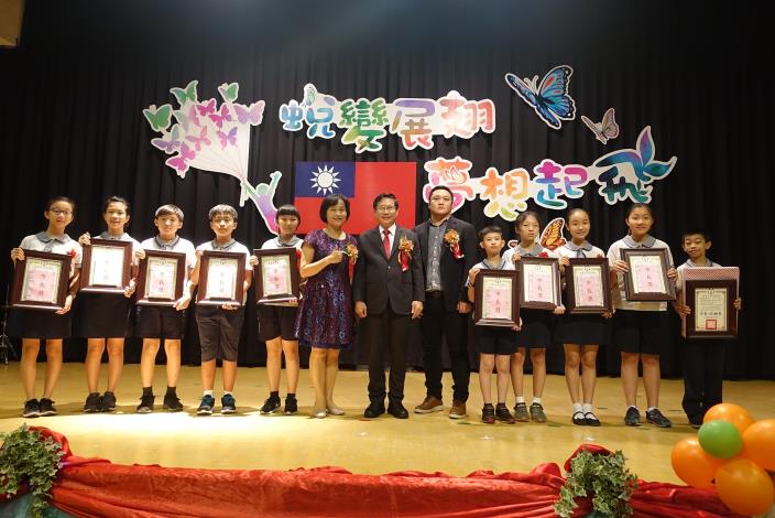 官網_市長與崇文畢業生_180620150504.jpg
