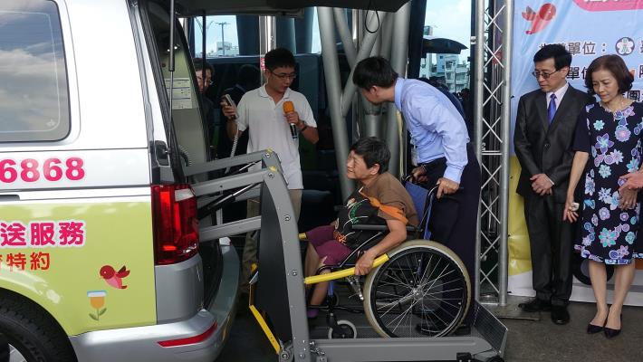 示範輪椅上車_180630113911.jpg