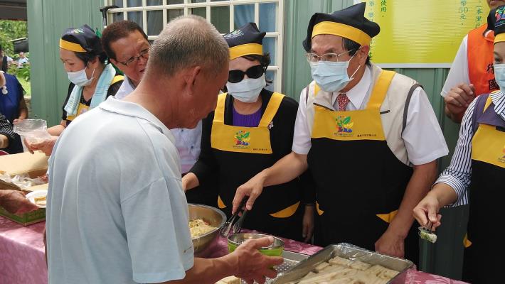 市長與夫人幫忙打菜2_180630132342.jpg