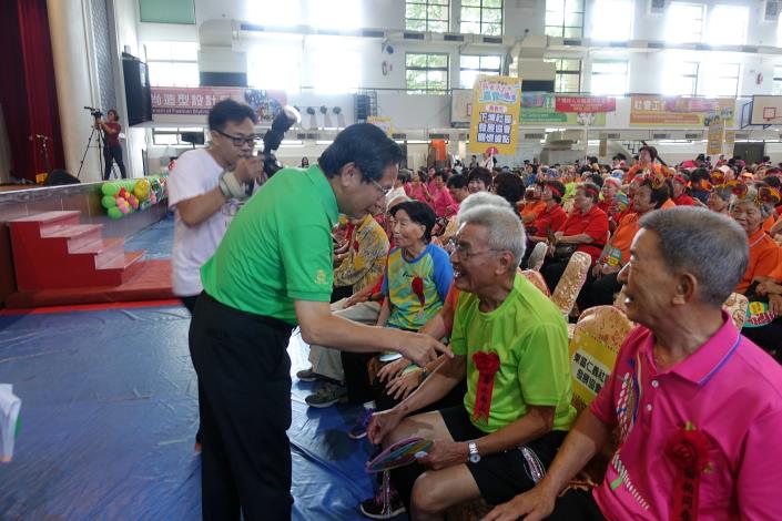 市長向長者致意_180701105349.jpg