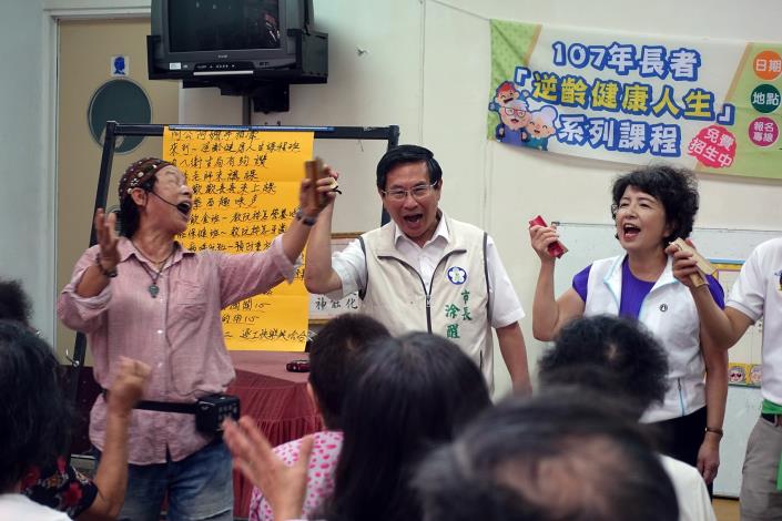 市長與夫人打竹板2_180706114648.jpg