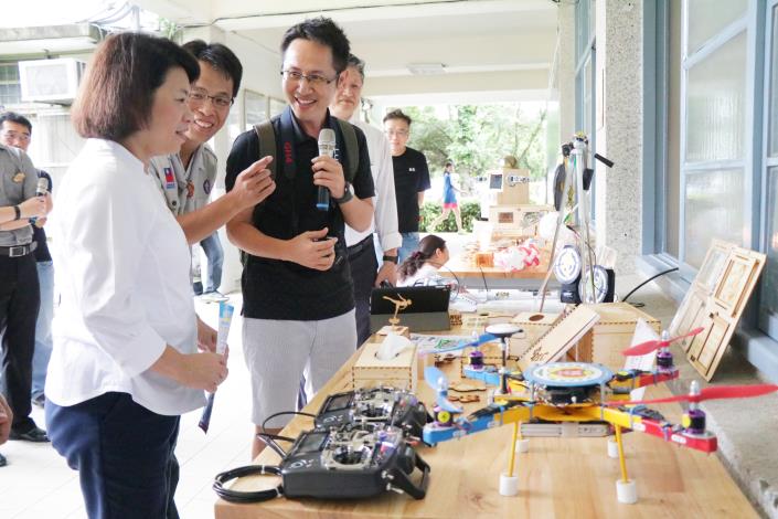 市長參觀學生成果作品_190527202314.jpg