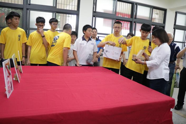 市長操作桌球發球機，擊倒3個牌子_190527202050.jpg