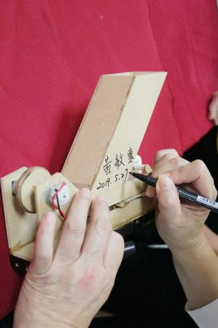 市長於仿生獸成品上簽名_190527202535.jpg