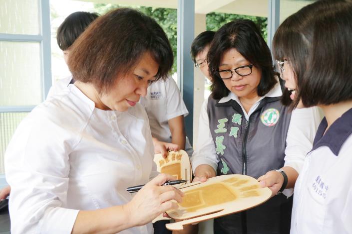 市長於雷雕成品上簽名_190527202307.jpg
