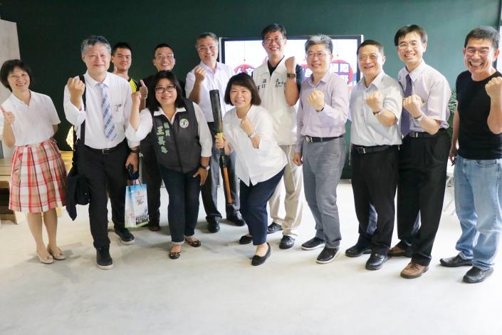 市長體驗虛擬打擊大合照_190527202114.jpg
