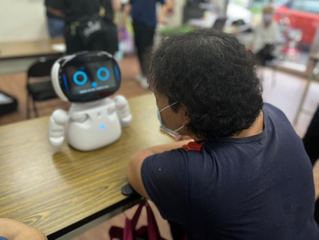 LINE_ALBUM_0804數位巡迴體驗課程(芳安里巷弄長照站)_230806_18