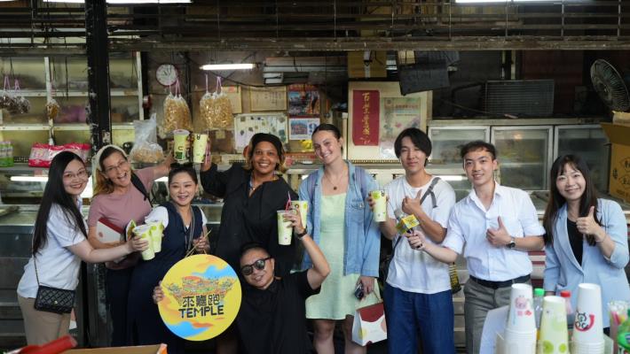 圖說四_國外旅客參廟後一同前往鄰近之東市場飲用在地知名老店楊桃汁.JPG