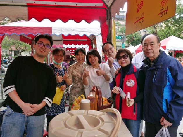 0FB_B2市長和民眾合照.JPG