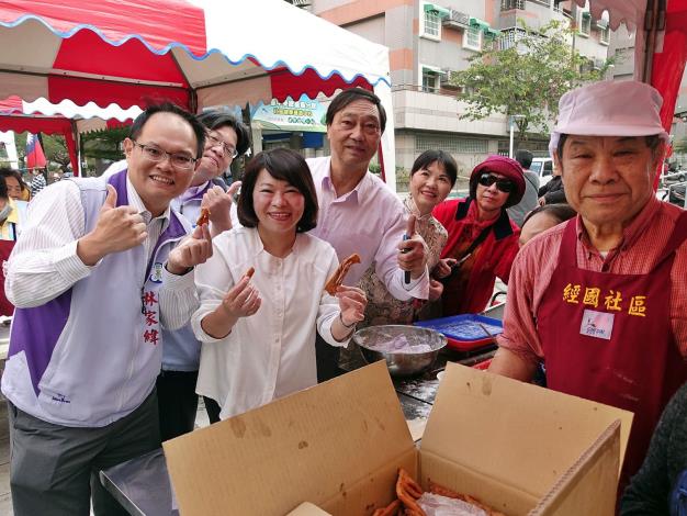 0FB_B1市長品嘗美食.JPG