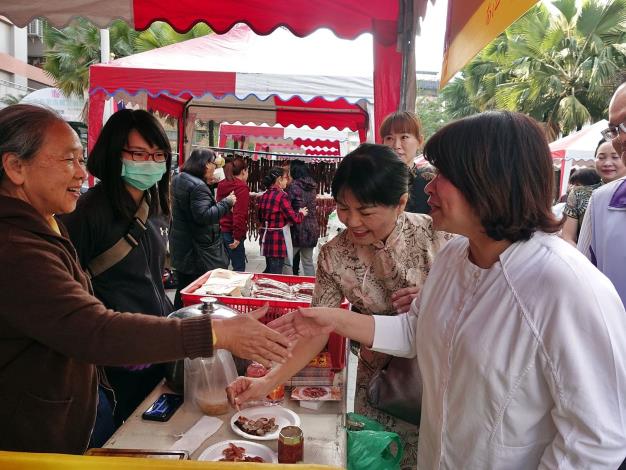 0FB_B3市長品嘗美食2.JPG