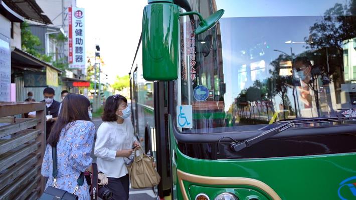 LINE_黃敏惠市長搭乘電動公車上班  (4)