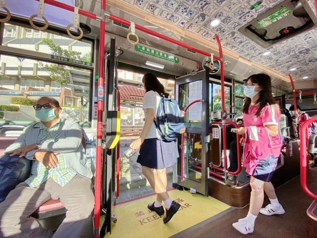B11_搭中山幹線上公車的同學.JPG