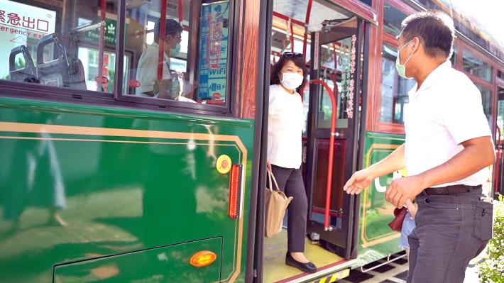 LINE_黃敏惠市長搭乘電動公車上班  (2)