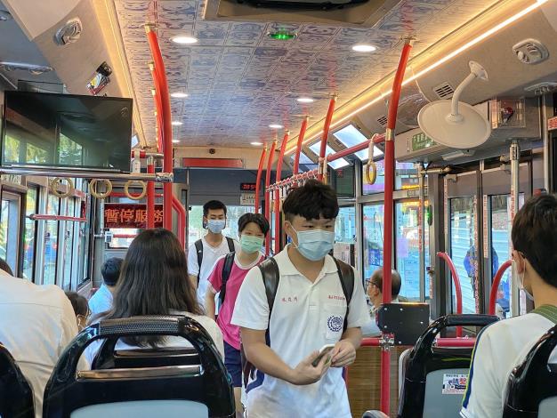 B06_搭中山幹線上公車的同學.JPG