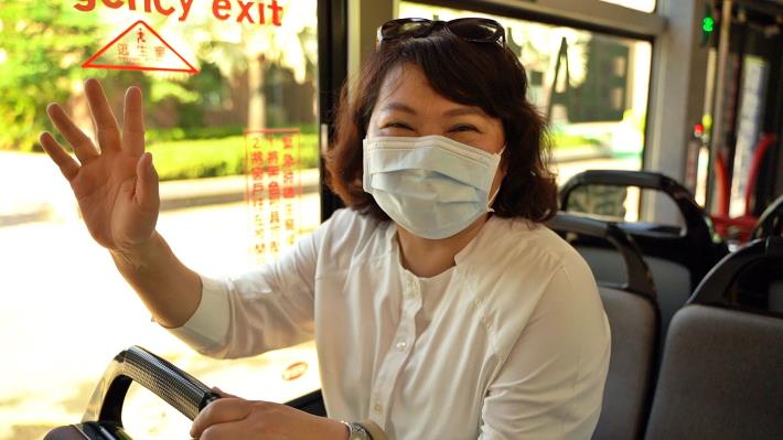 LINE_黃敏惠市長搭乘電動公車上班 (1)
