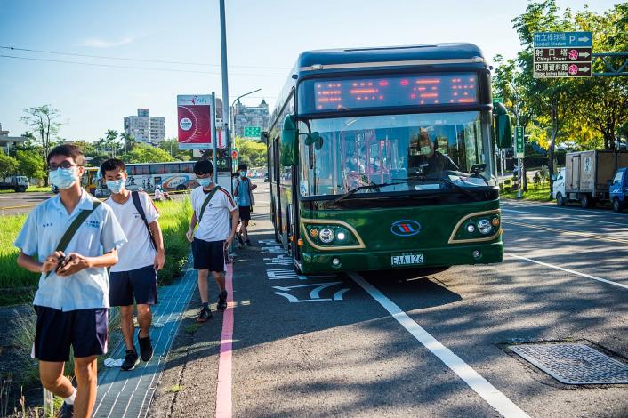C_嘉義高中搭乘電動公車下車.JPG