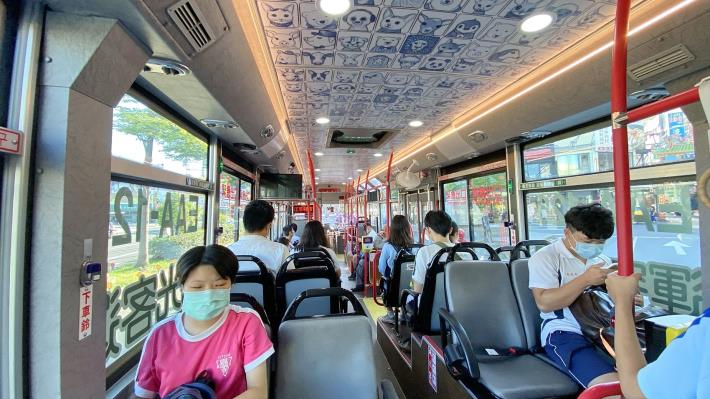 B08_搭中山幹線上公車的同學 (2).JPG