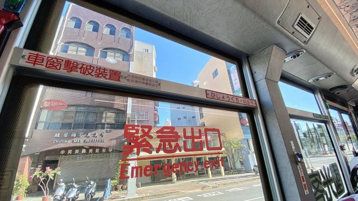 D_緊急出口有日韓文標示.JPG