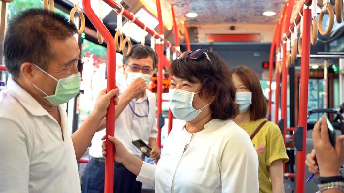 LINE_黃敏惠市長搭乘電動公車上班  (5)