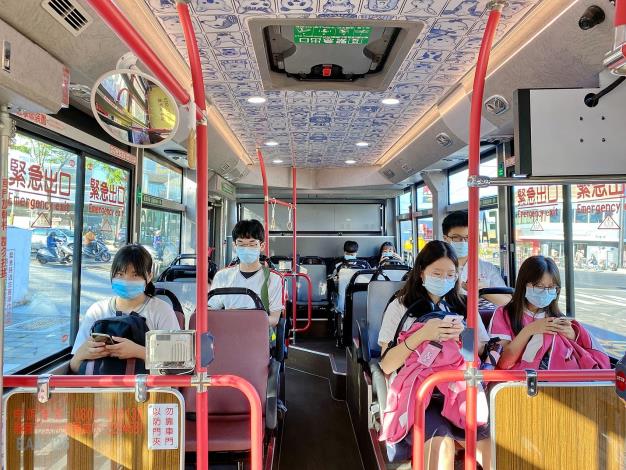 B03_搭中山幹線上公車的同學.JPG