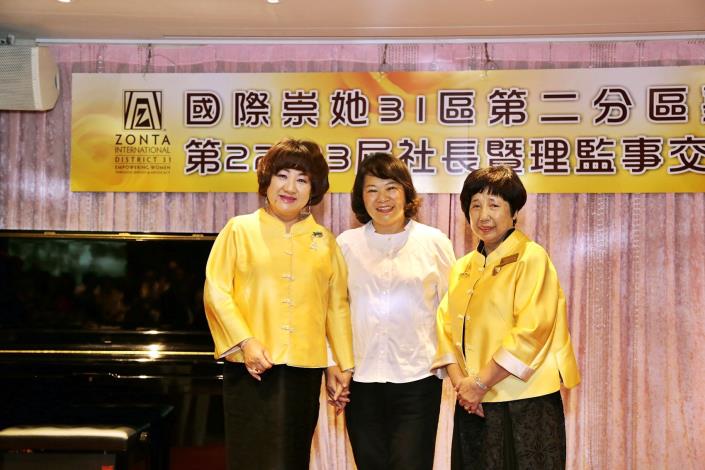 A0_黃敏惠市長與22 23屆社長_左起劉尹希社長 黃敏惠市長 劉燕足社長.JPG