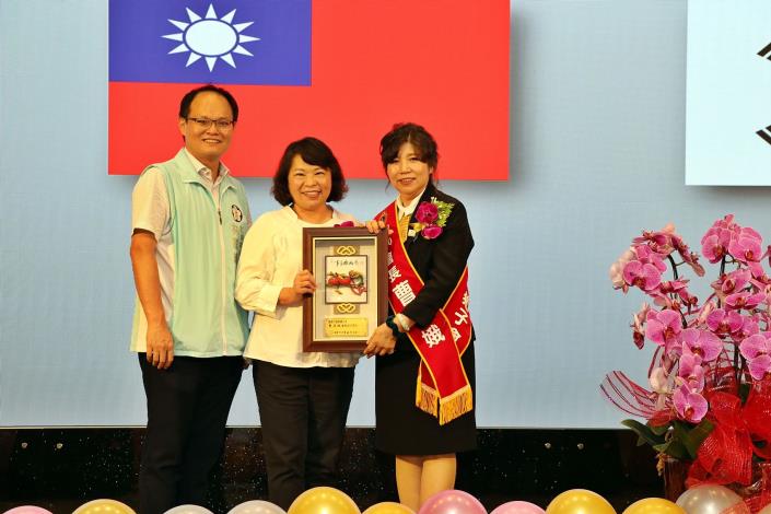 0_頒發匾額予曹禎娥會長.JPG