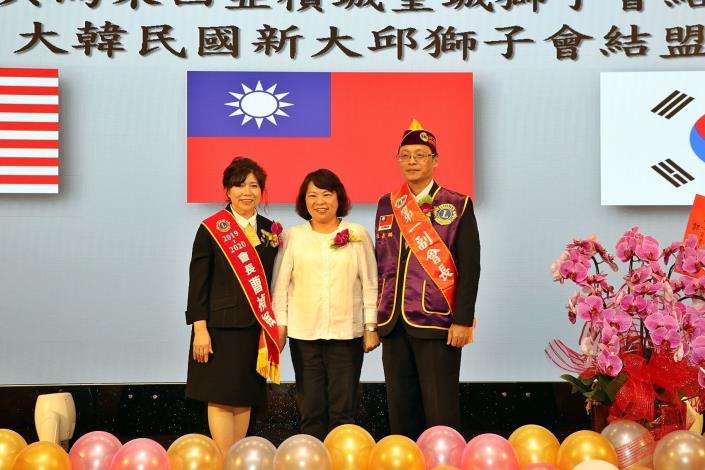 0_合照(左起曹禎娥卸任會長、黃敏惠市長、張嘉麟新任會長).JPG