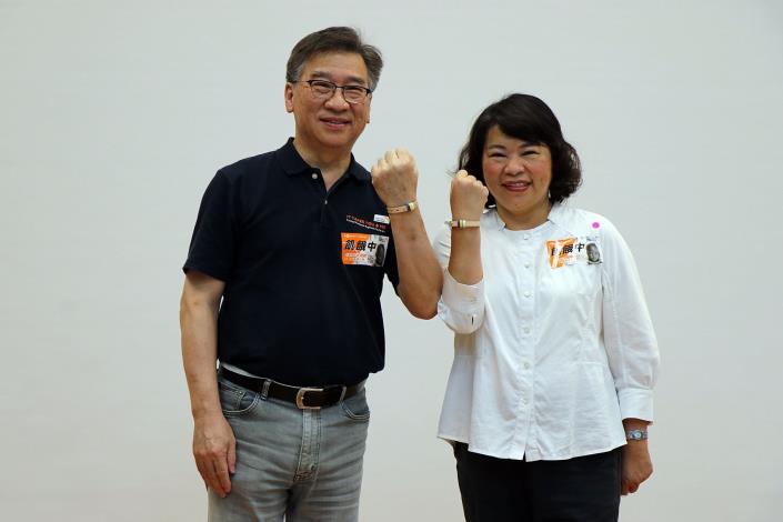 2市長與王偉華會長秀出手環.JPG