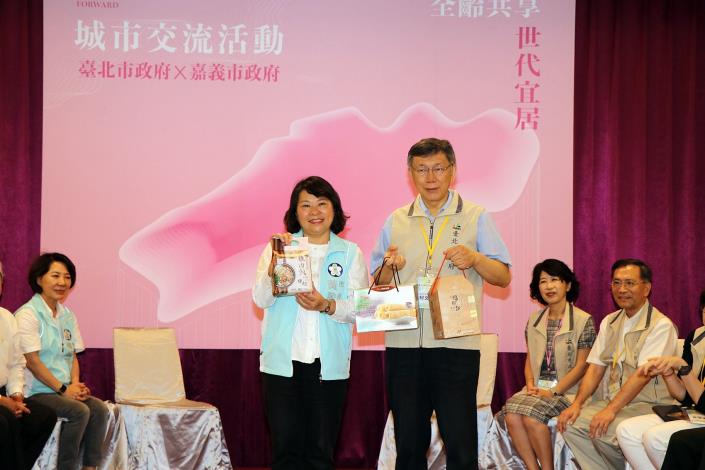 3贈送嘉義伴手禮.JPG