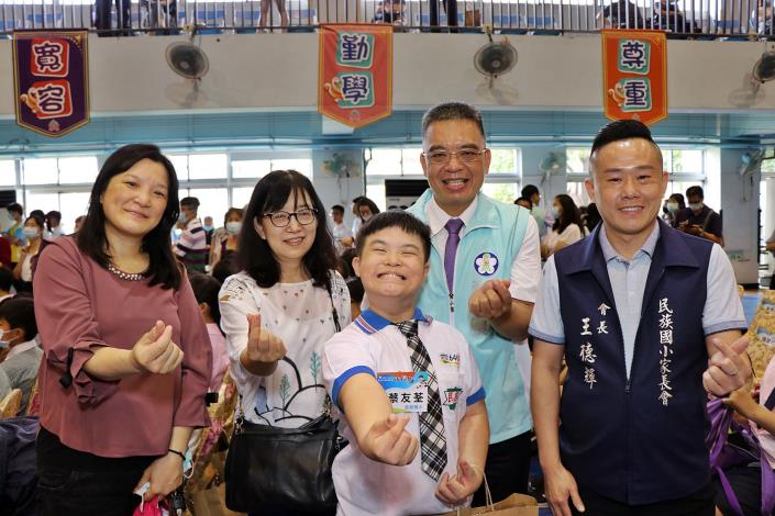0_FB13(唐寶寶蔡友荃 左一為媽媽 左二為導師 右一為民族國小會長  右二為民族國小校長).JPG
