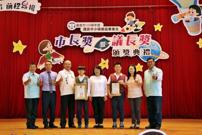 0_與重度聽障生許恩碩合照(許恩碩為照片右三).JPG