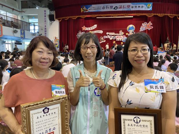 0_FB12(民生國中補校阮氏錢與賴周阿月分獲市長獎及議長獎)